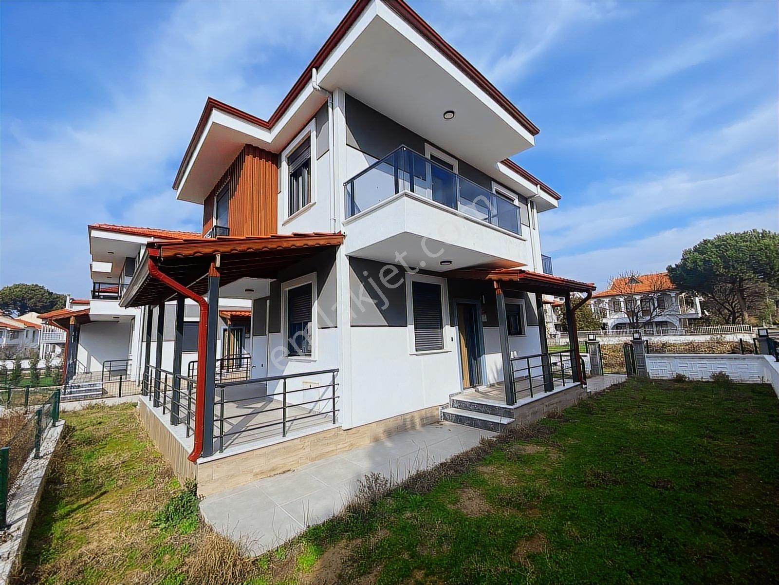 Rw Nefes'ten Altınova'da Plaja 150 Metre Mesafede 3+1 Köşe Villa - Görsel 28