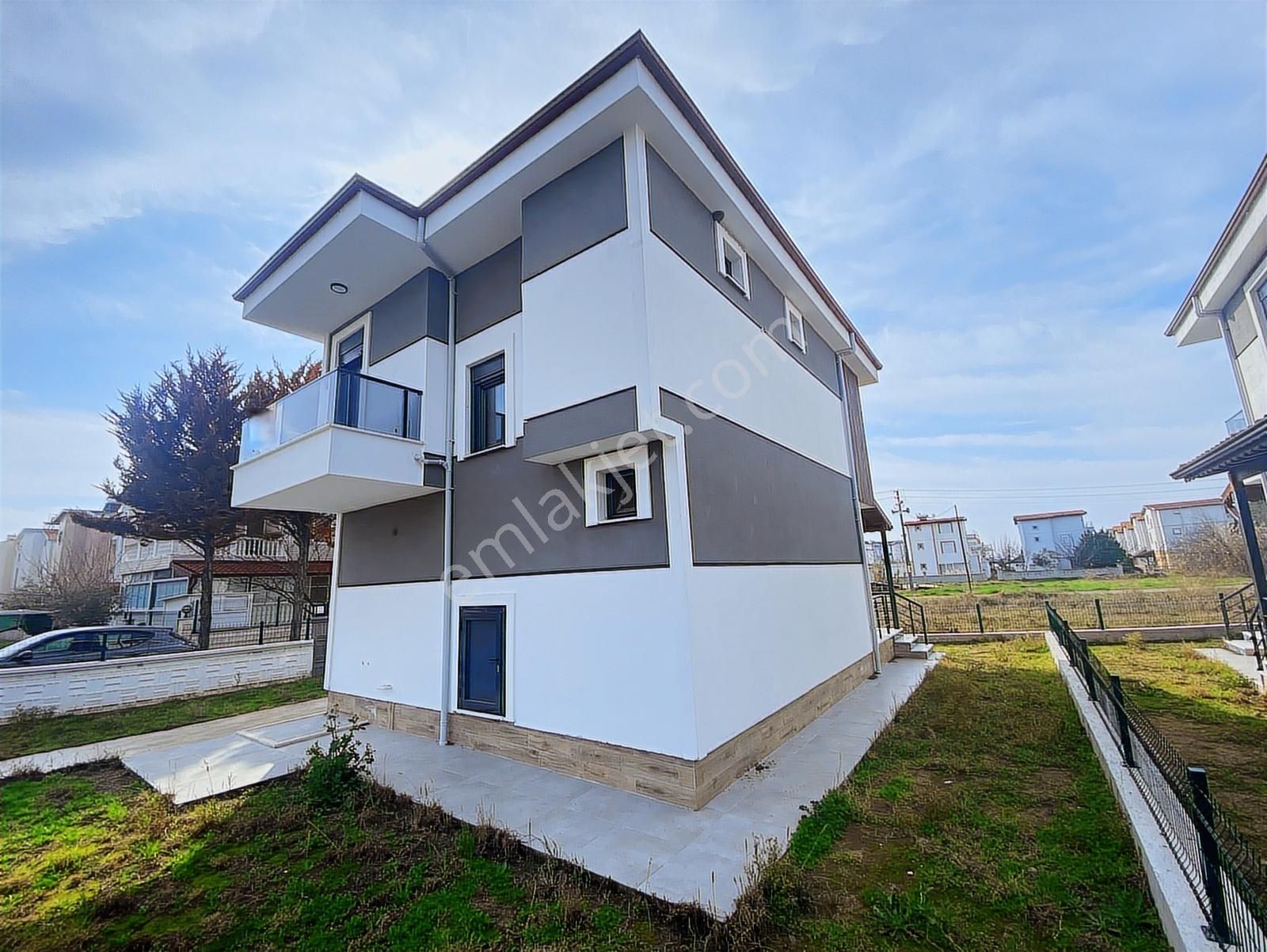 Rw Nefes'ten Altınova'da Plaja 150 Metre Mesafede 3+1 Köşe Villa - Görsel 11