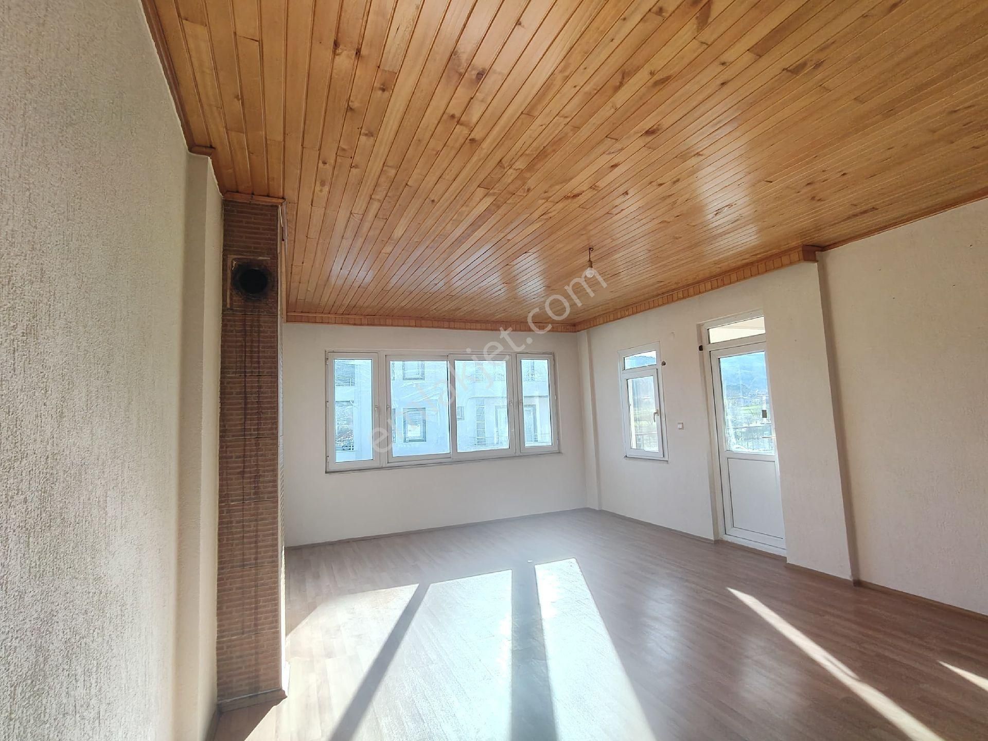 Seydikemer Sahil Zorlarda Yarı Müstakil Geniş Kiralık Daire - Görsel 3