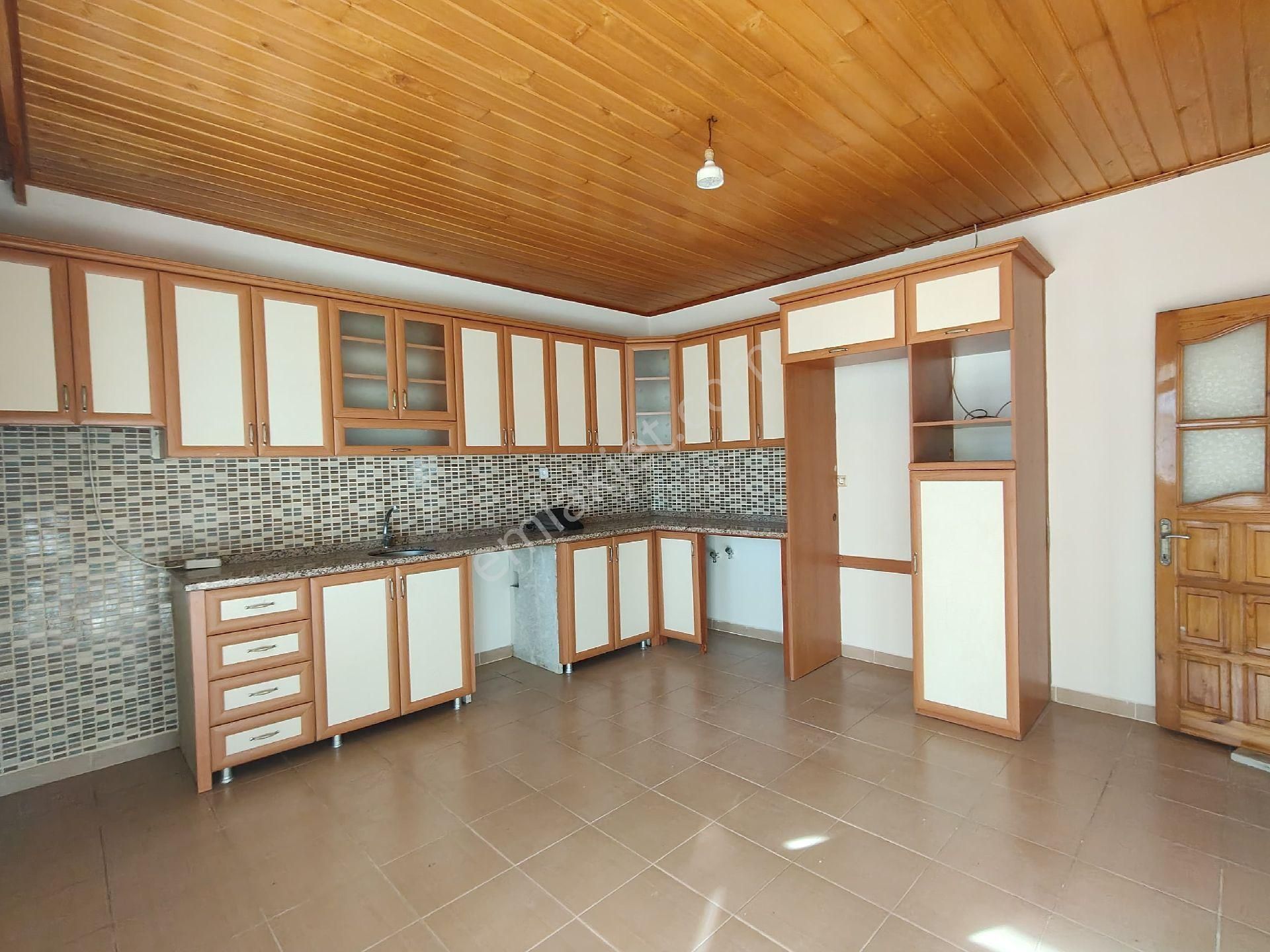 Seydikemer Sahil Zorlarda Yarı Müstakil Geniş Kiralık Daire