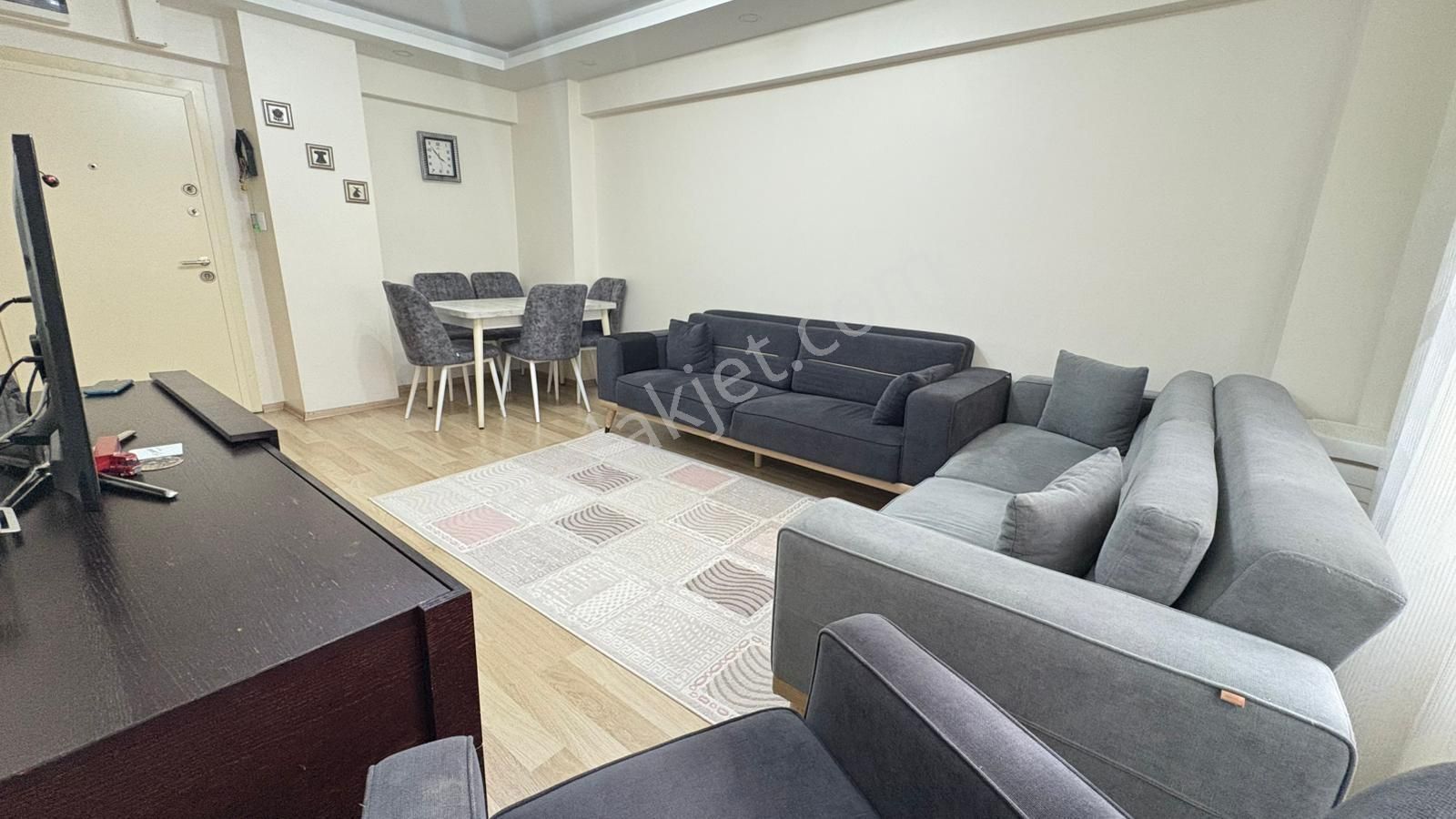 Küçükçekmece Cumhuriyet Mahallesinde 2+1 Giriş Kat Satılık Daire