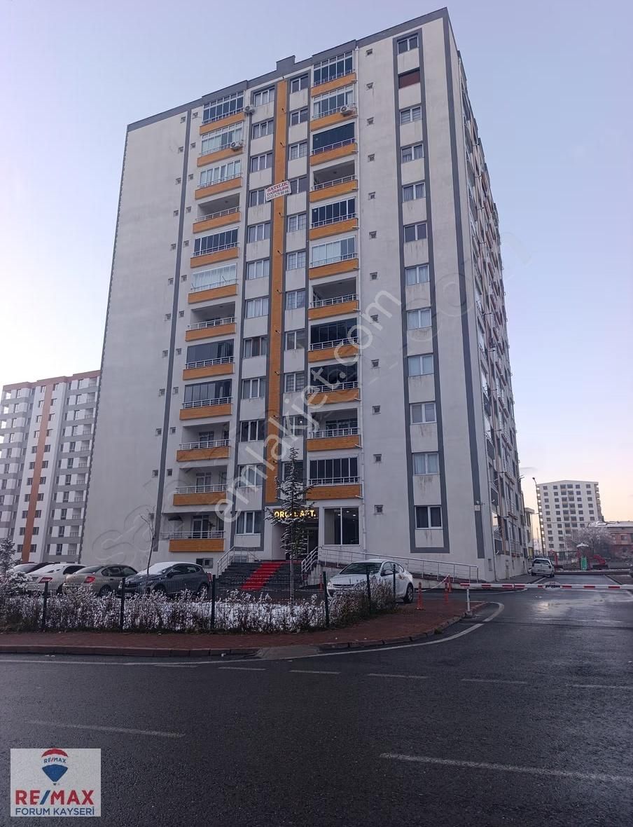 Uğur Evlerde Geniş Çift Banyo Arakat Satılık Geniş 3+1 Daire