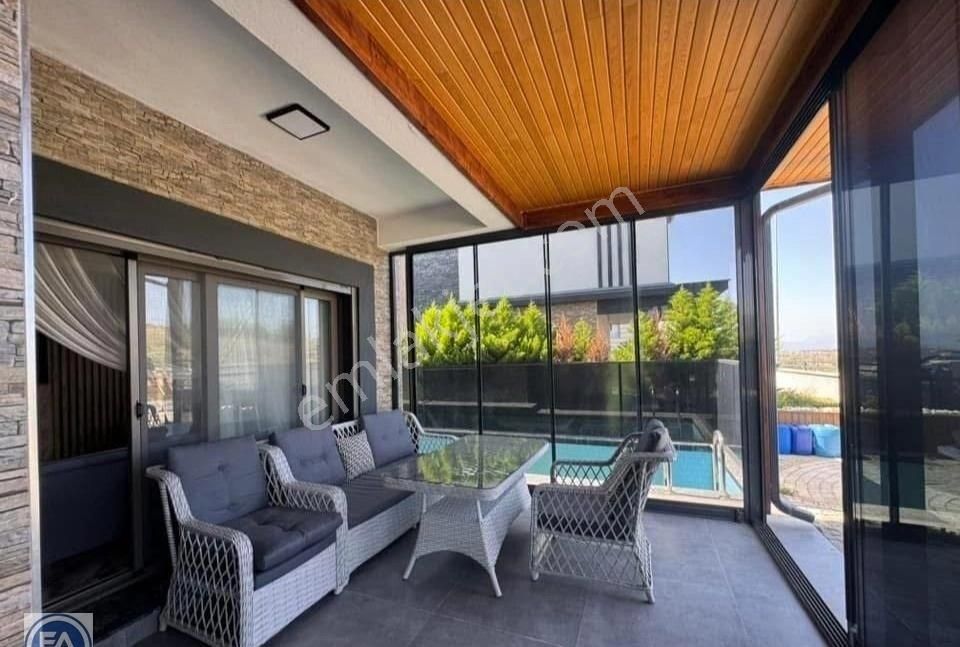 Kuşadası Davutlar'da Acil Satılık Tek Müstakil Özel Havuzlu - Görsel 4