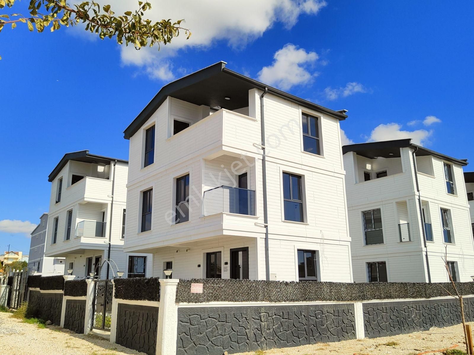 Kartallar'dan Merkezde Parka Cephe.altyapılı 4+1 Müstakil Villa.