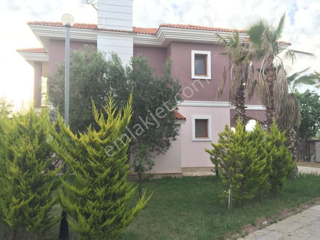 Ayvalık Sarımsaklı Da Satılık Villa.denize 100 Metre Mesafede