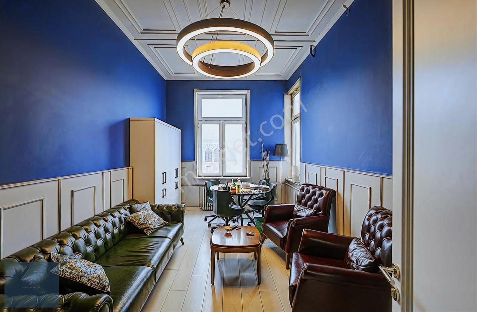 Sirkeci'de Merkezi Konumda İçi Yenilenmiş Geniş Alanlı Ofis Katı