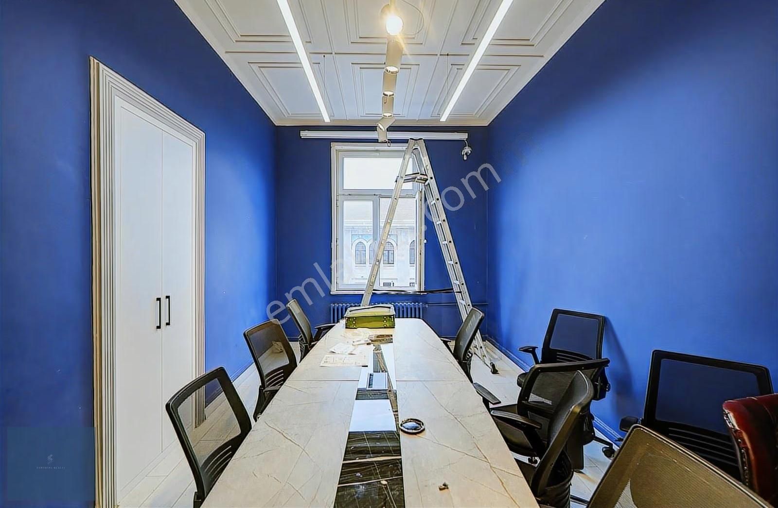 Sirkeci'de Merkezi Konumda İçi Yenilenmiş Geniş Alanlı Ofis Katı - Görsel 10