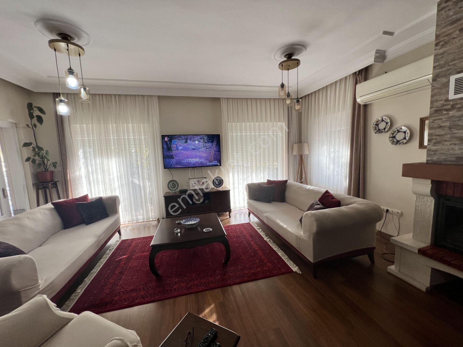 Ayvalık Cunda Da Satılık Muhtesem Villa.geniş Bahceli.