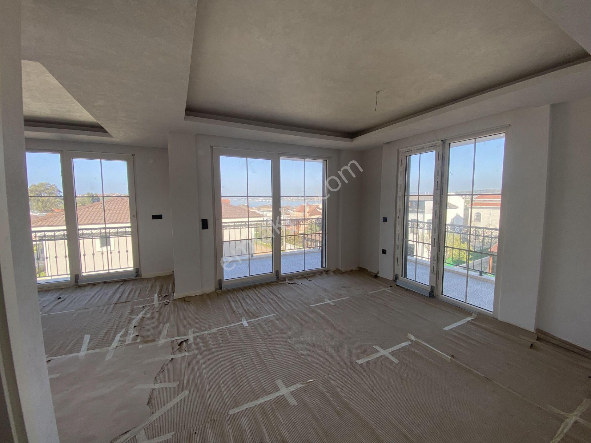 Balıkesir Ayvalık Cunda Da Satılık Denize Yakın Tripleks Villa.