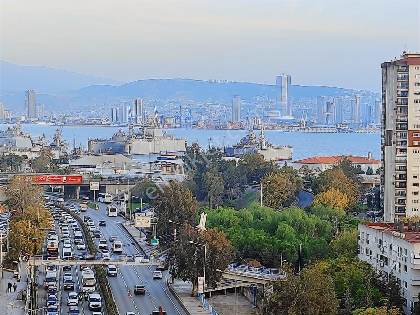 Karşıyaka Tersane Bölgesinin Karşısında Satılık 3+1 Daire