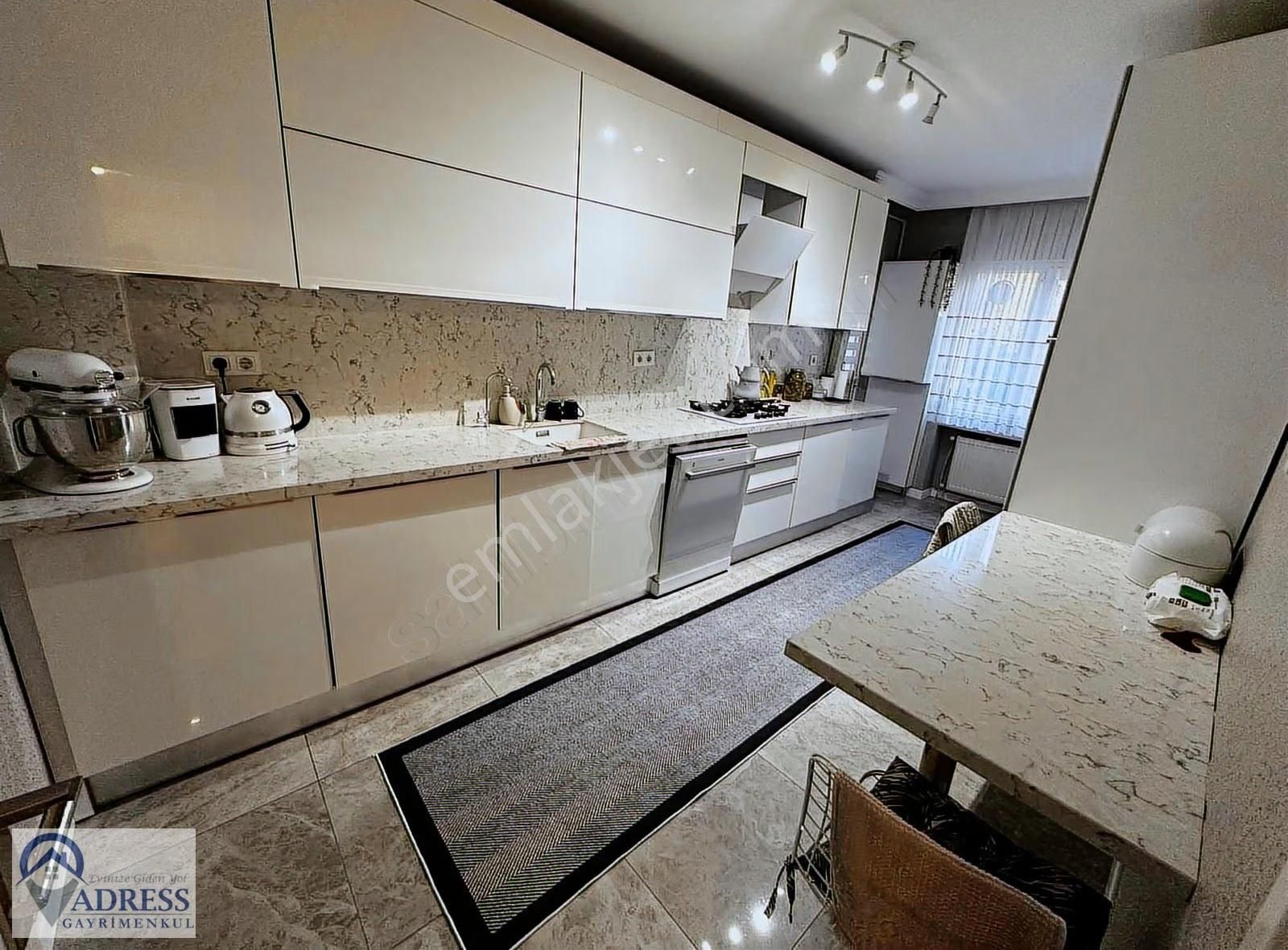 Ekşioğlu Birlik Sitesinde İçi Komple Yenilenmiş Büyük M2 3+1 - Görsel 14