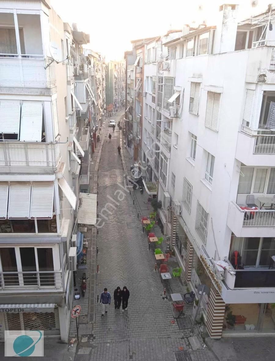 Karşıyaka Kilise Sokağında Satılık 3+1 Daire - Görsel 9