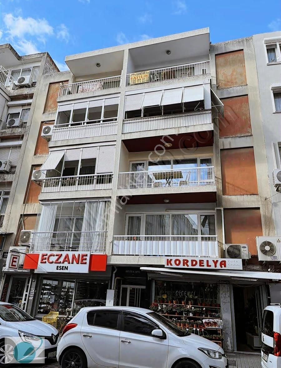 Karşıyaka Kilise Sokağında Satılık 3+1 Daire