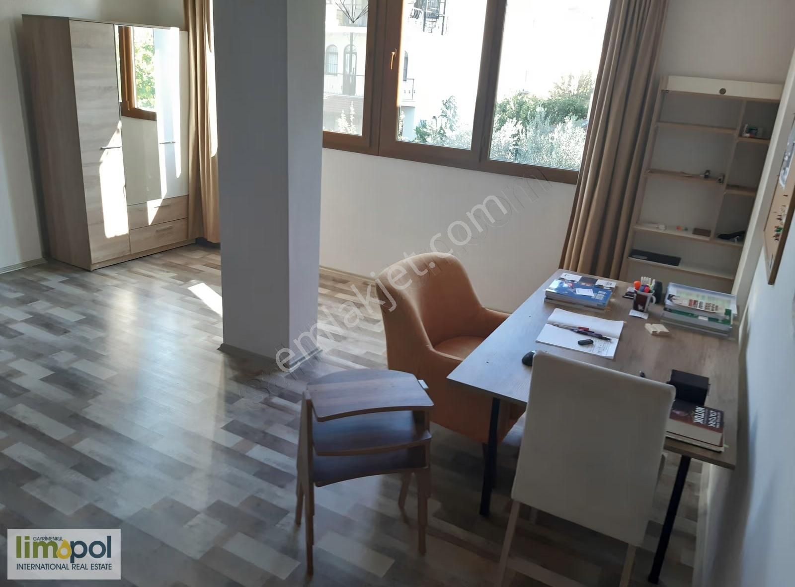 Limopol'den Akarca Sahile Yakın 4+1 Triplex Köşe Villa - Görsel 17