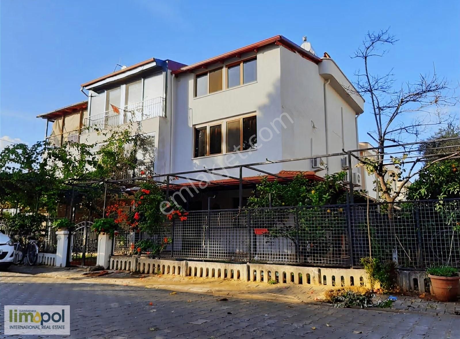 Limopol'den Akarca Sahile Yakın 4+1 Triplex Köşe Villa - Görsel 15