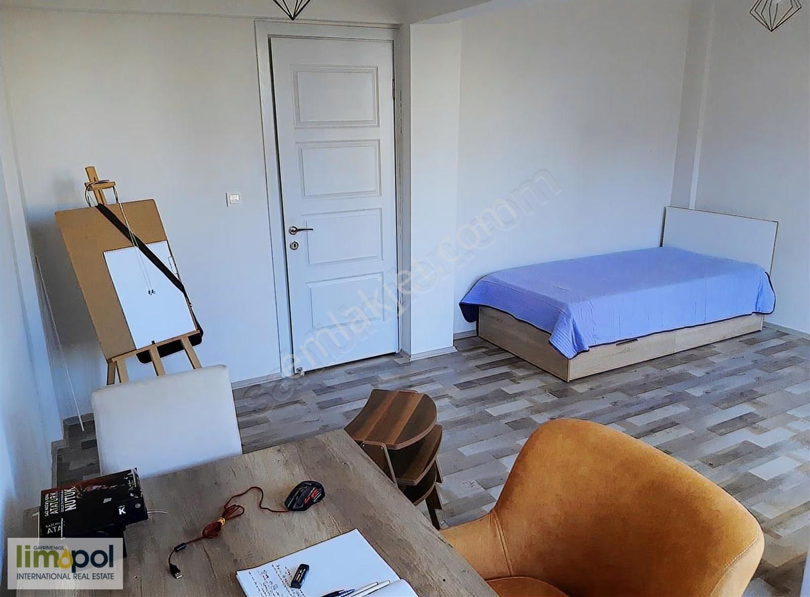 Limopol'den Akarca Sahile Yakın 4+1 Triplex Köşe Villa - Görsel 23