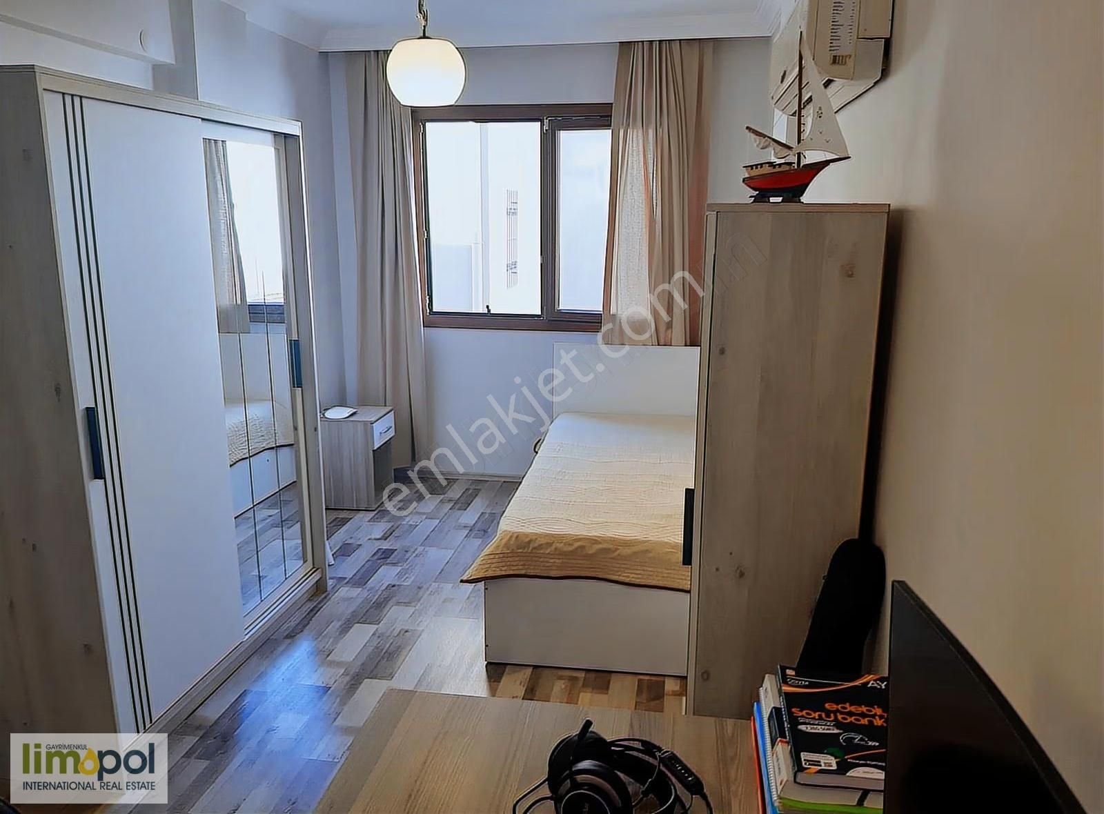 Limopol'den Akarca Sahile Yakın 4+1 Triplex Köşe Villa - Görsel 16