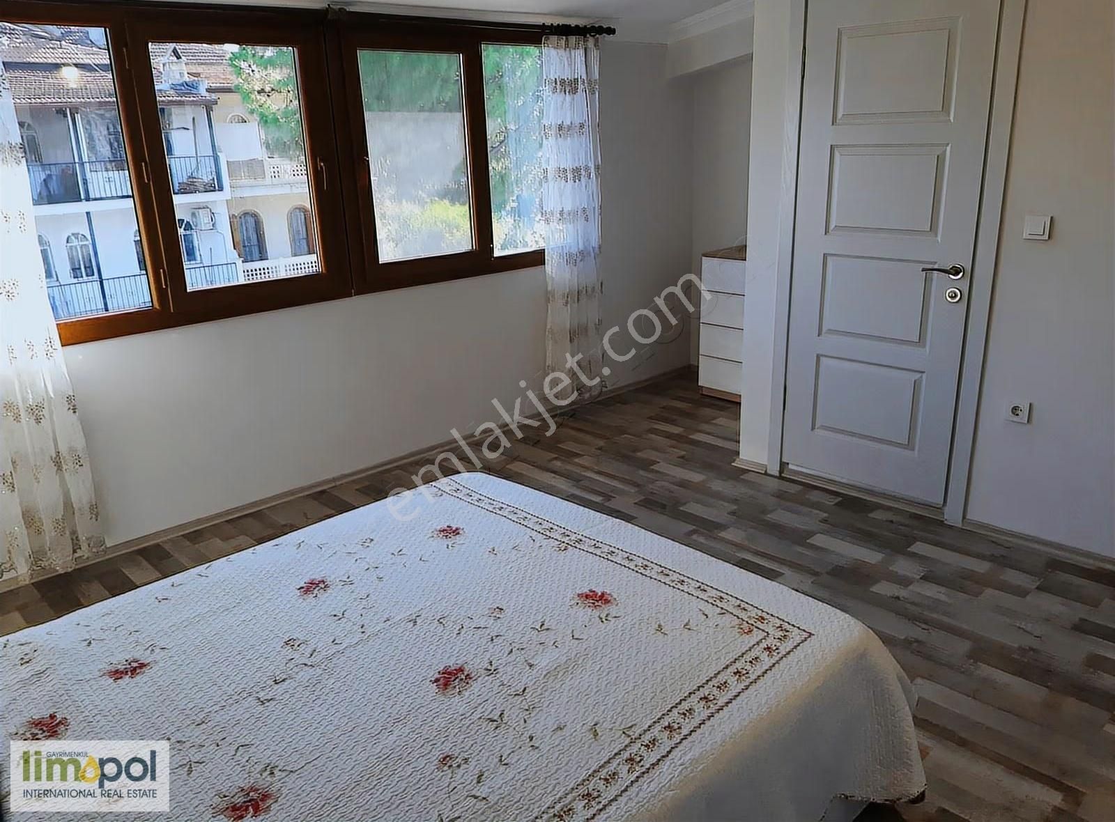 Limopol'den Akarca Sahile Yakın 4+1 Triplex Köşe Villa - Görsel 25