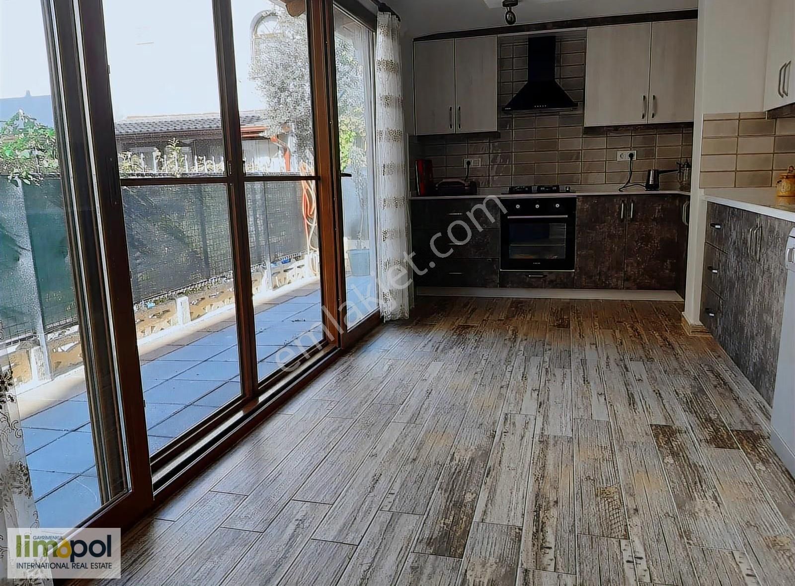 Limopol'den Akarca Sahile Yakın 4+1 Triplex Köşe Villa - Görsel 29