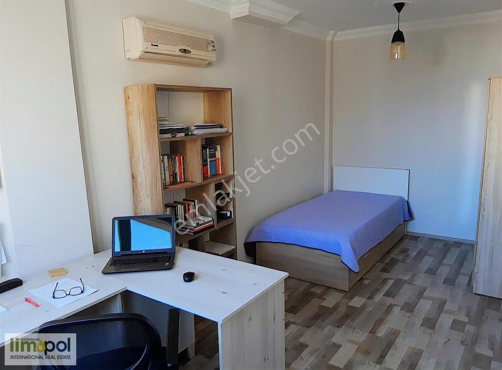 Limopol'den Akarca Sahile Yakın 4+1 Triplex Köşe Villa - Görsel 12