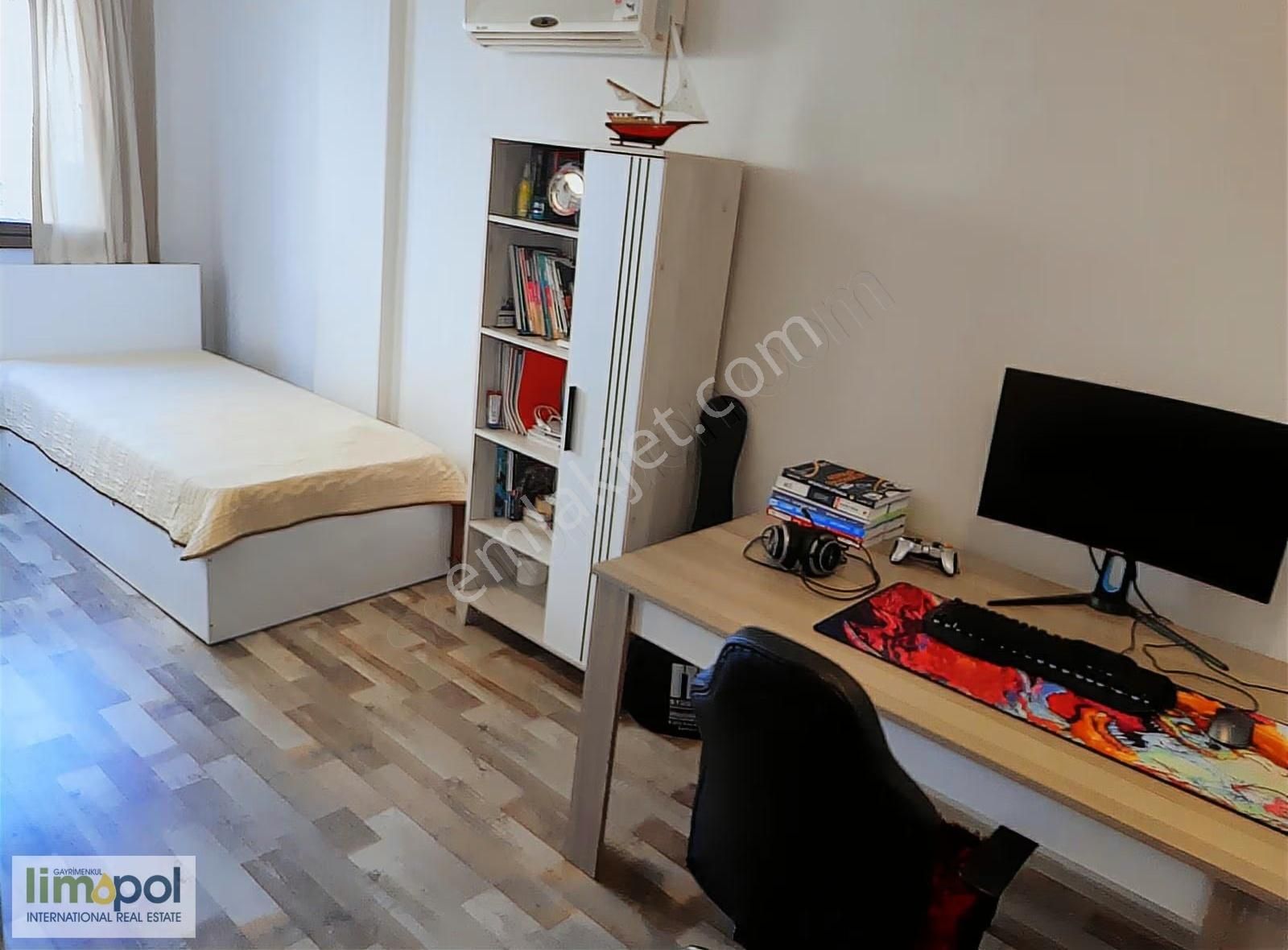 Limopol'den Akarca Sahile Yakın 4+1 Triplex Köşe Villa - Görsel 5