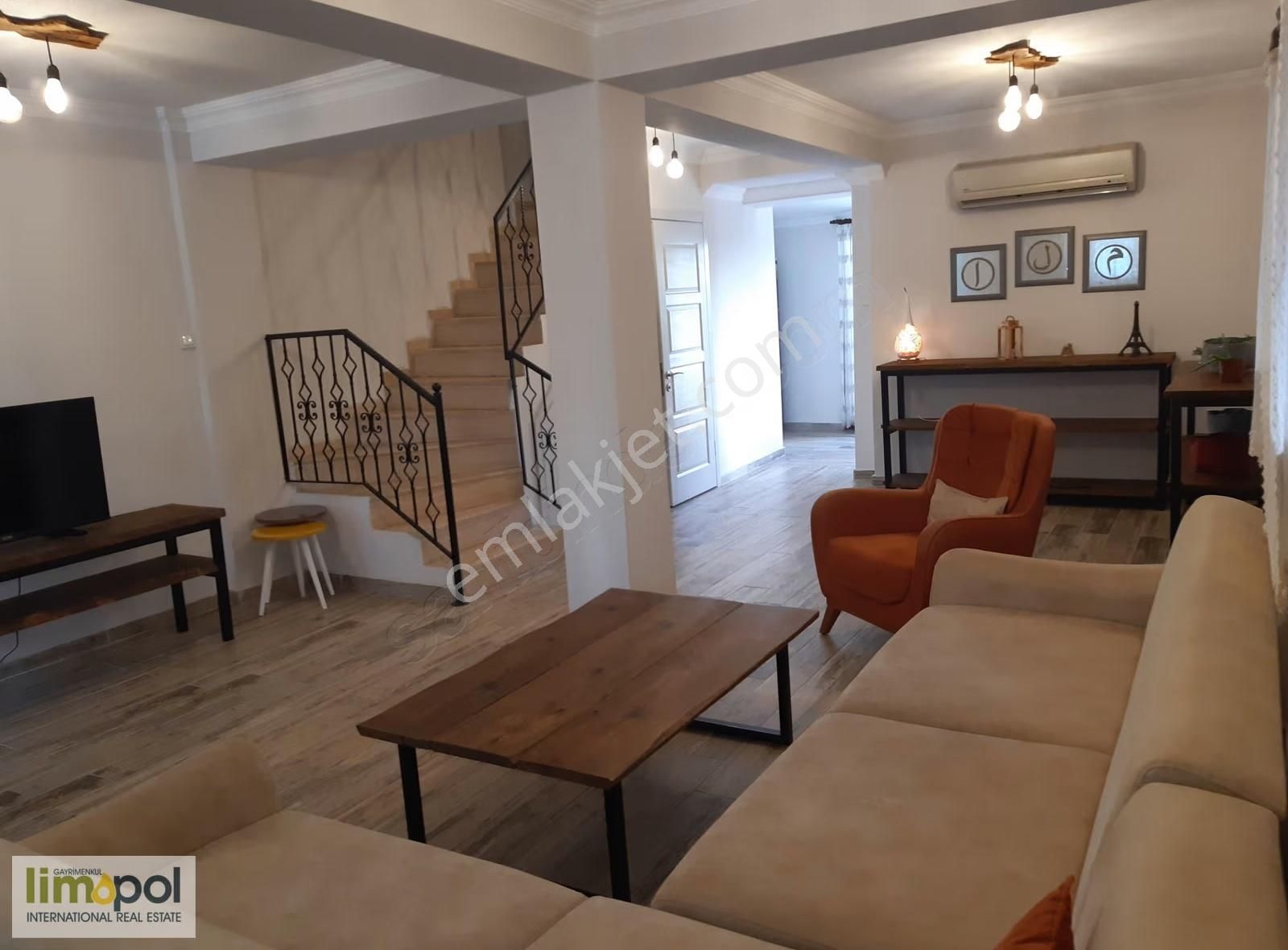 Limopol'den Akarca Sahile Yakın 4+1 Triplex Köşe Villa - Görsel 7