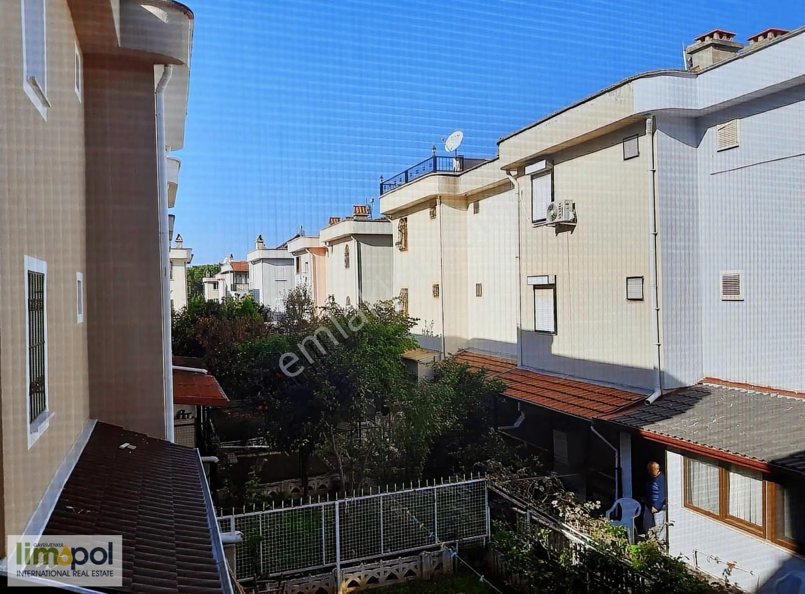 Limopol'den Akarca Sahile Yakın 4+1 Triplex Köşe Villa - Görsel 20