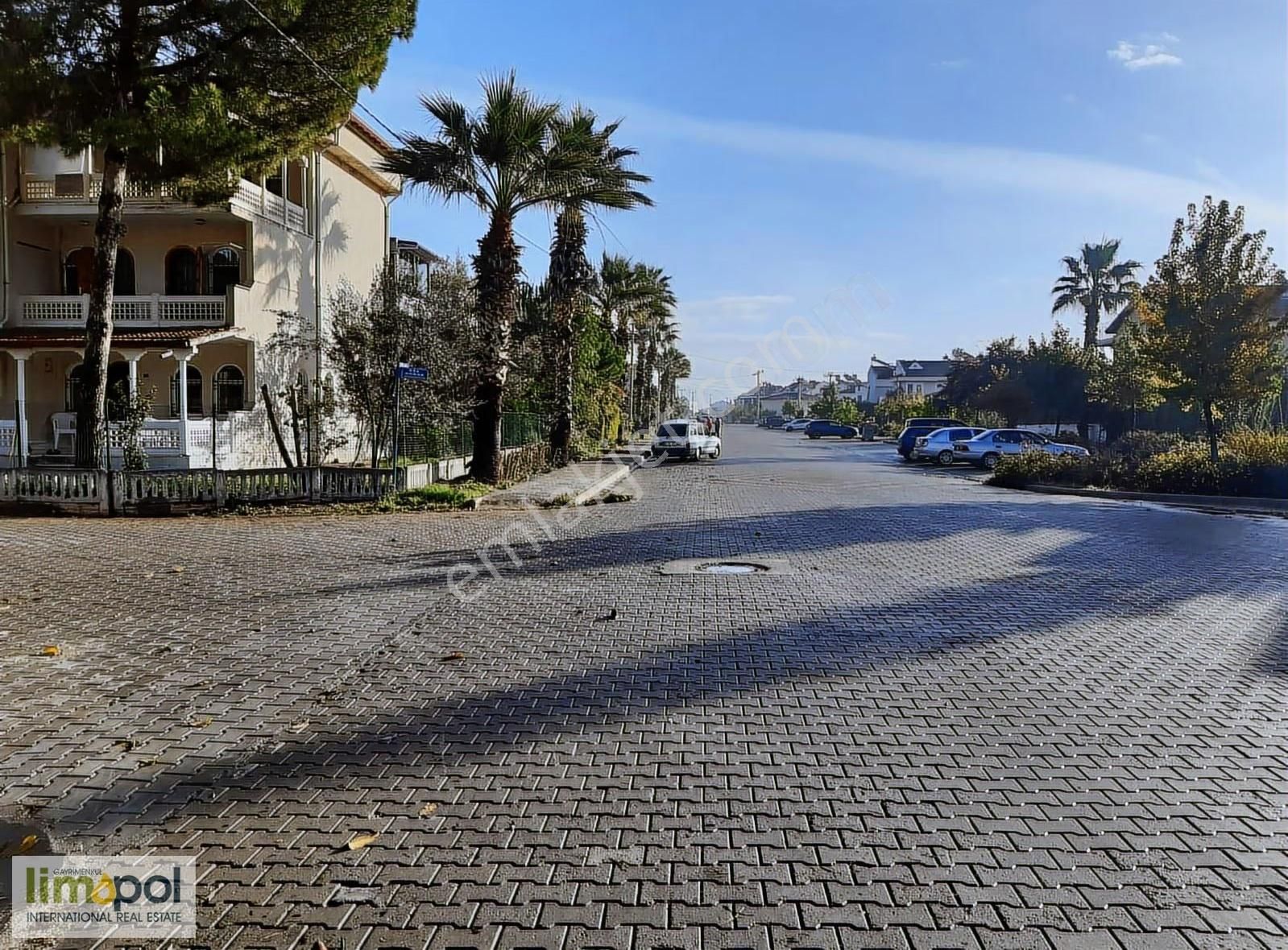 Limopol'den Akarca Sahile Yakın 4+1 Triplex Köşe Villa - Görsel 13