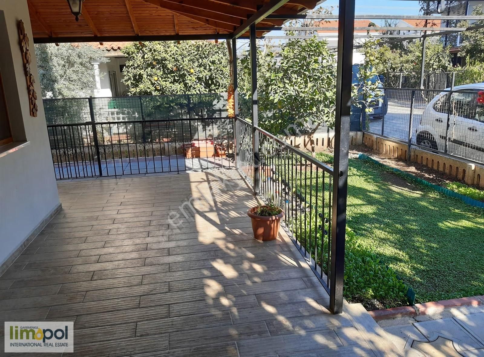 Limopol'den Akarca Sahile Yakın 4+1 Triplex Köşe Villa - Görsel 26