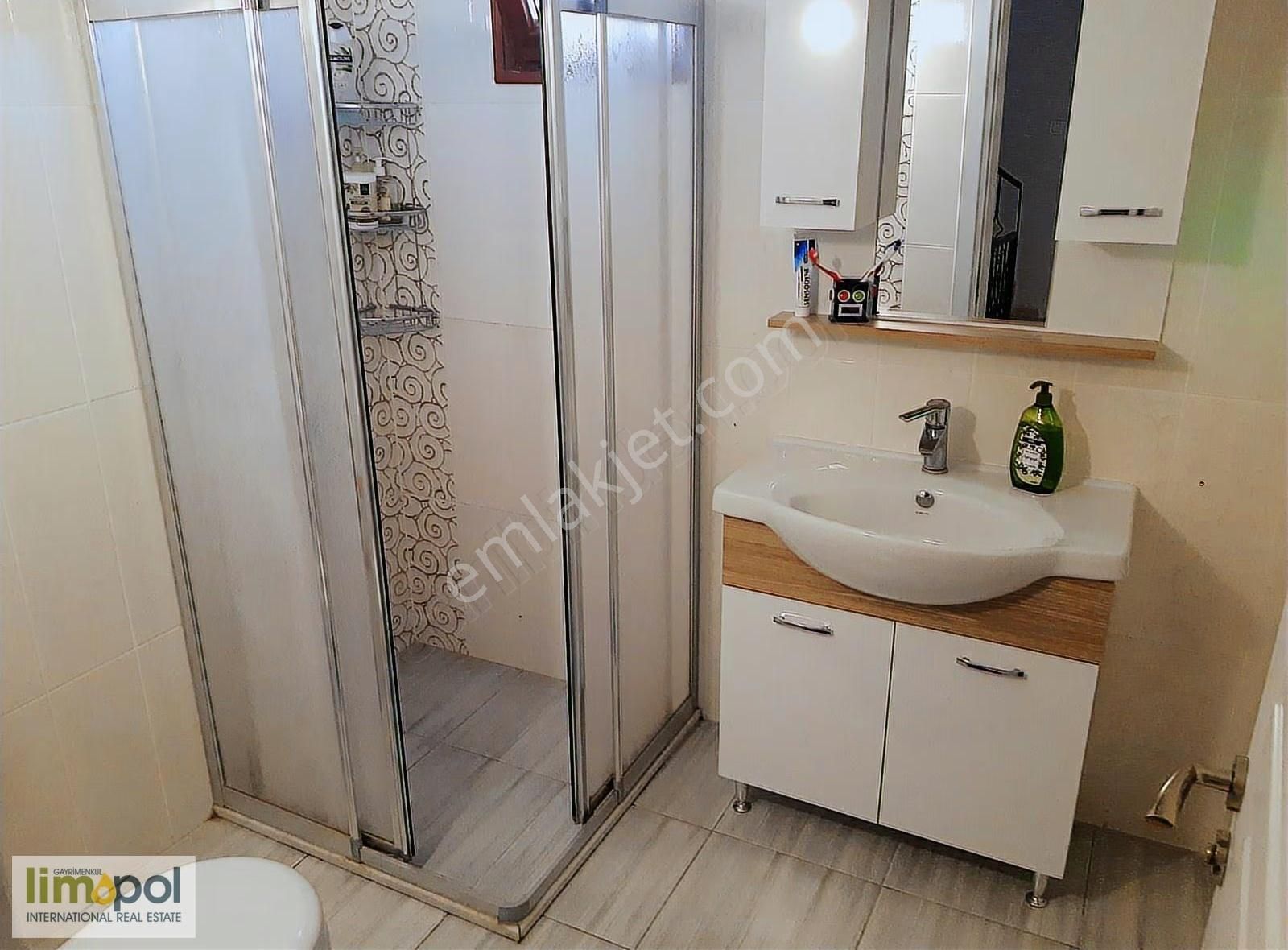 Limopol'den Akarca Sahile Yakın 4+1 Triplex Köşe Villa - Görsel 21