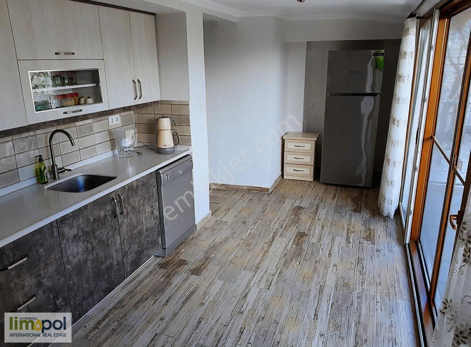 Limopol'den Akarca Sahile Yakın 4+1 Triplex Köşe Villa - Görsel 24