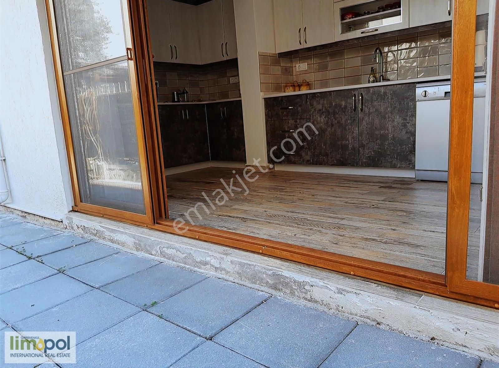 Limopol'den Akarca Sahile Yakın 4+1 Triplex Köşe Villa - Görsel 27