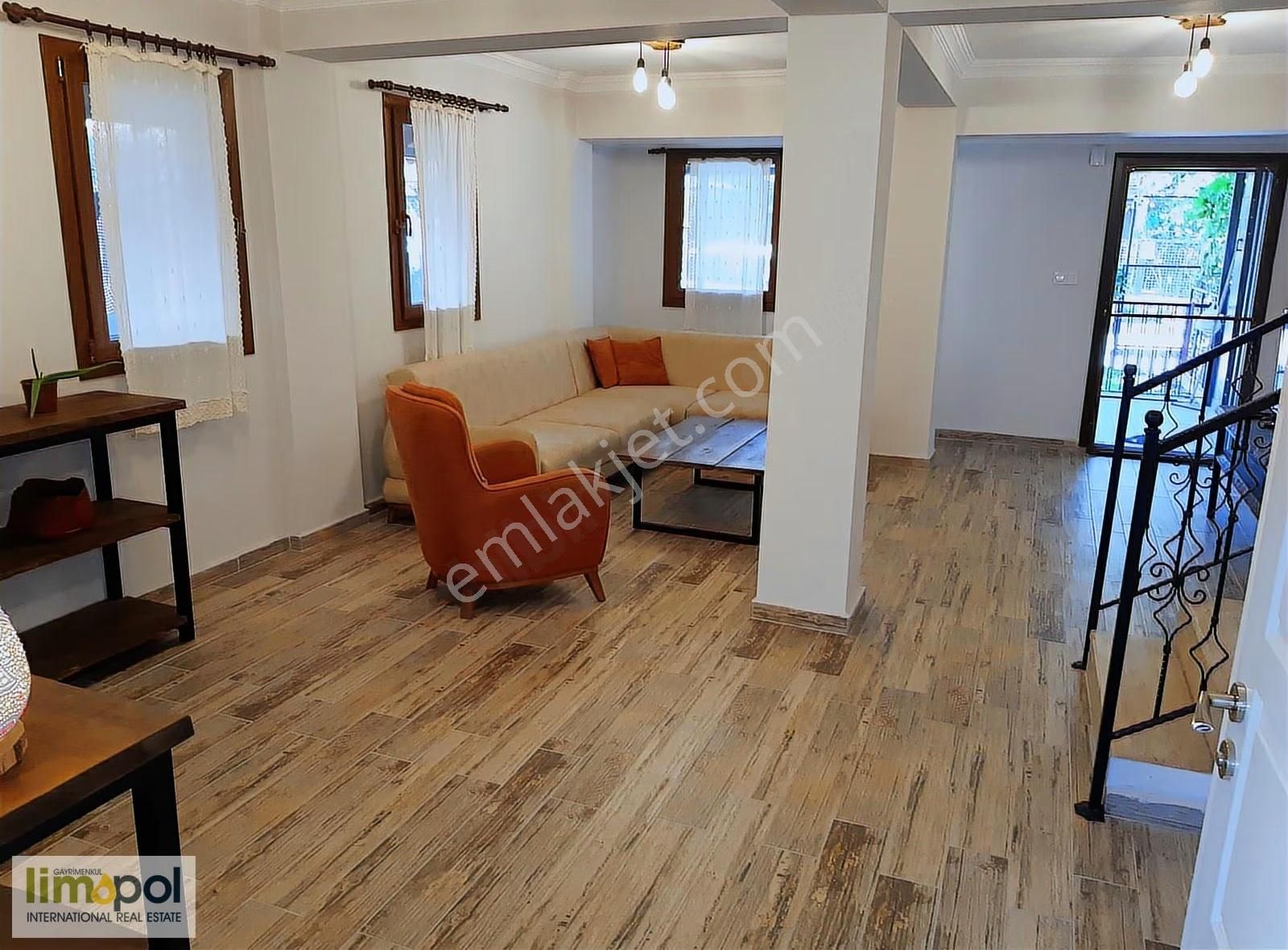 Limopol'den Akarca Sahile Yakın 4+1 Triplex Köşe Villa - Görsel 35