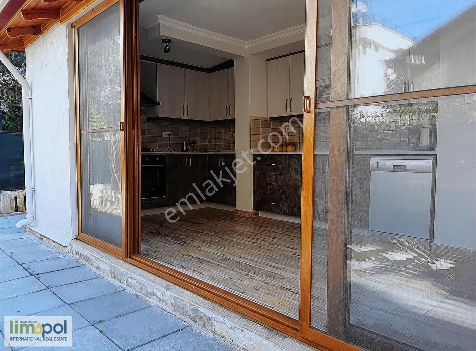 Limopol'den Akarca Sahile Yakın 4+1 Triplex Köşe Villa - Görsel 33