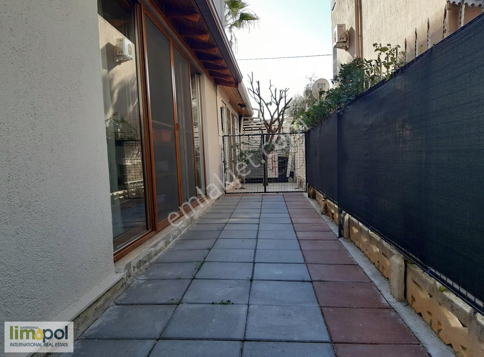 Limopol'den Akarca Sahile Yakın 4+1 Triplex Köşe Villa - Görsel 14