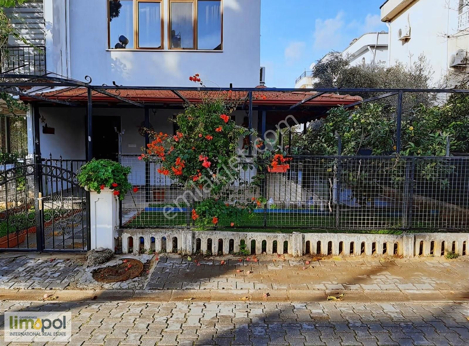 Limopol'den Akarca Sahile Yakın 4+1 Triplex Köşe Villa - Görsel 2