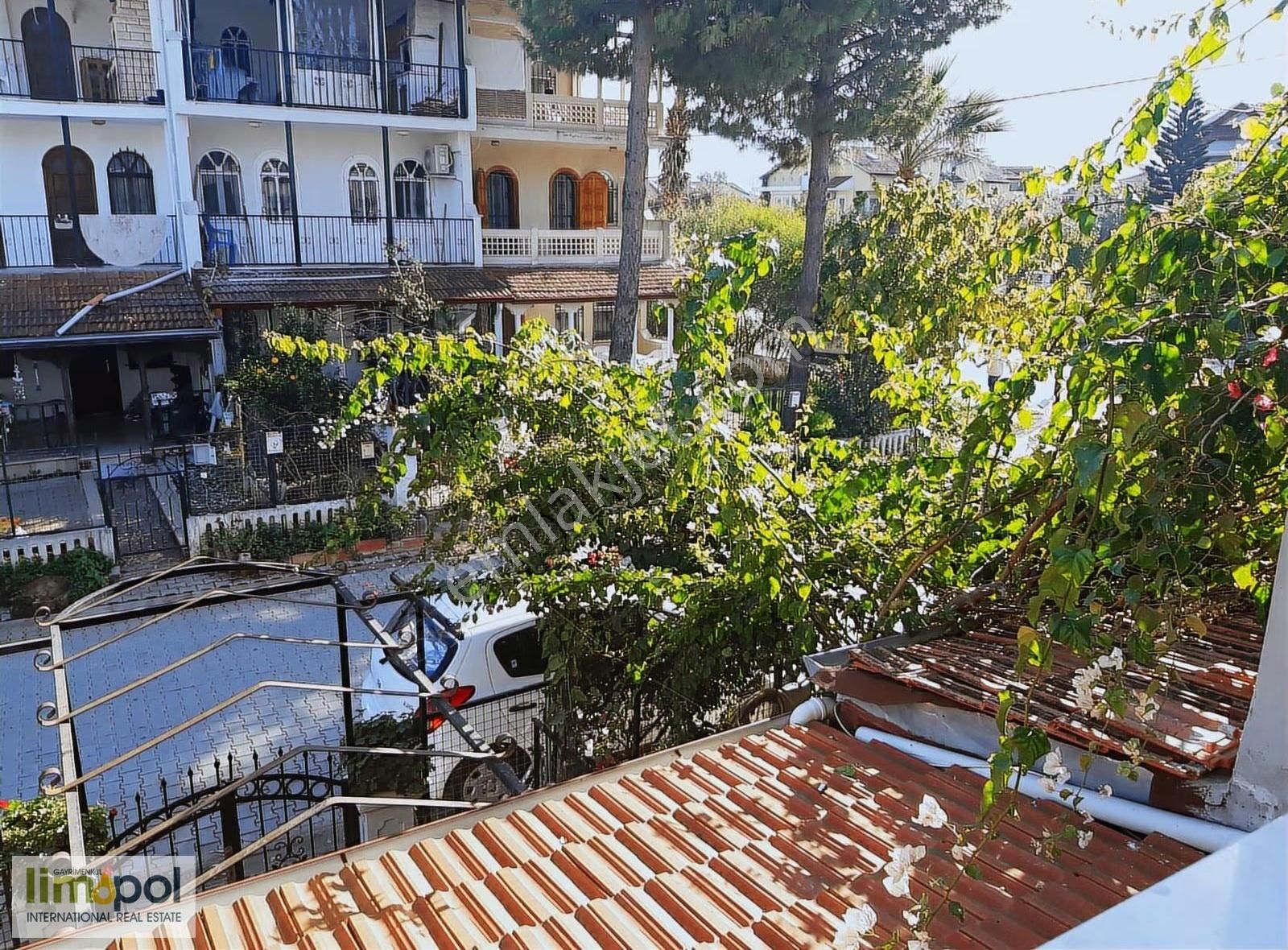 Limopol'den Akarca Sahile Yakın 4+1 Triplex Köşe Villa - Görsel 3