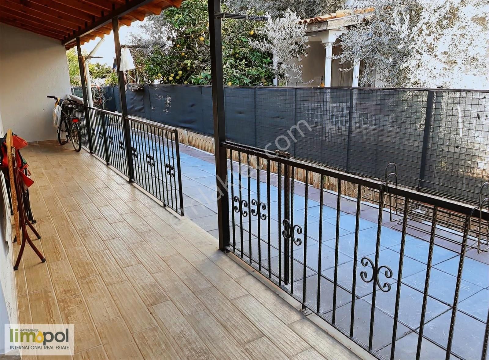 Limopol'den Akarca Sahile Yakın 4+1 Triplex Köşe Villa - Görsel 19