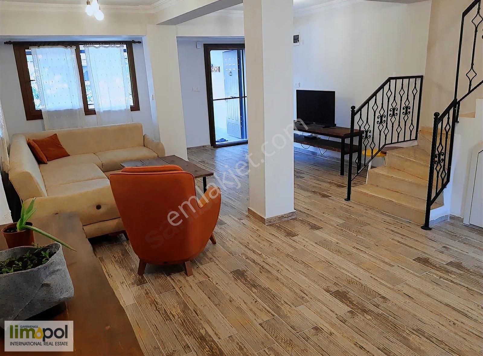 Limopol'den Akarca Sahile Yakın 4+1 Triplex Köşe Villa - Görsel 32