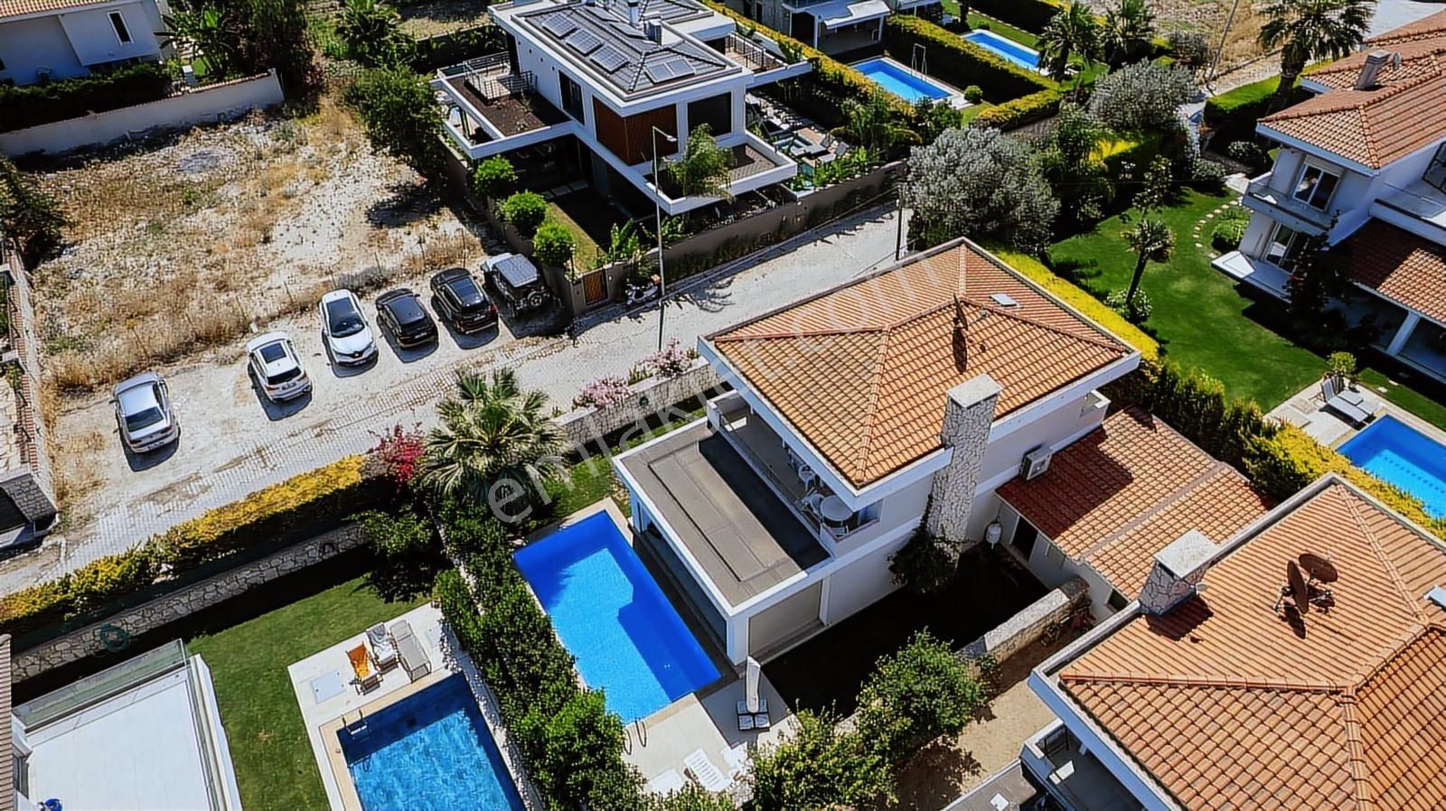 Alaçatı`da 350 M2 Arsa İçinde Havuzlu Tam Müstakil Villa | Tekce