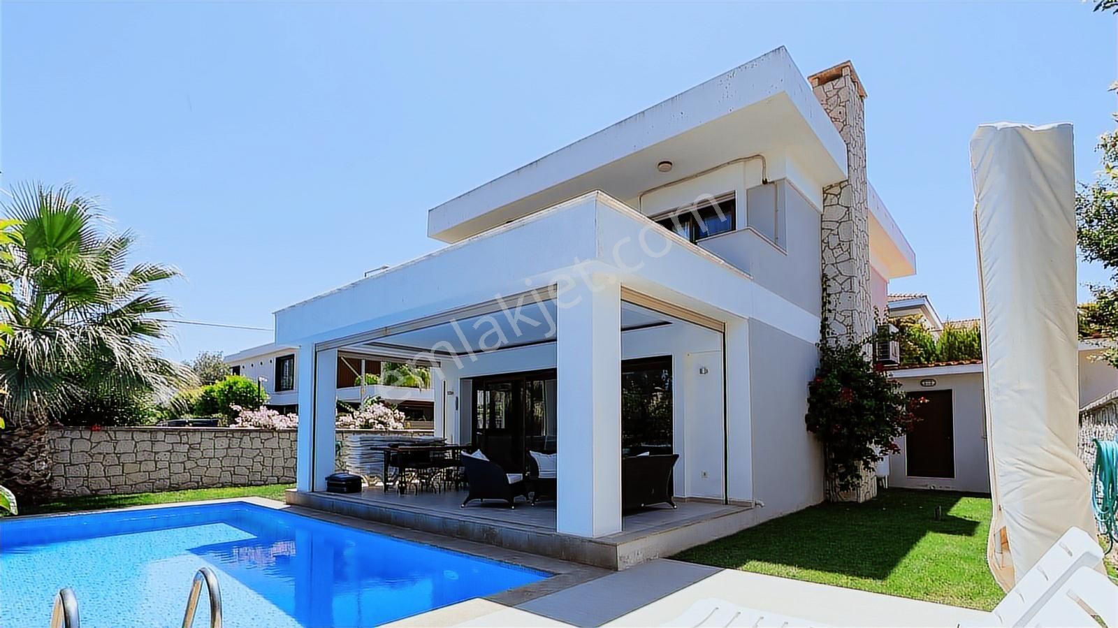 Alaçatı`da 350 M2 Arsa İçinde Havuzlu Tam Müstakil Villa | Tekce - Görsel 2