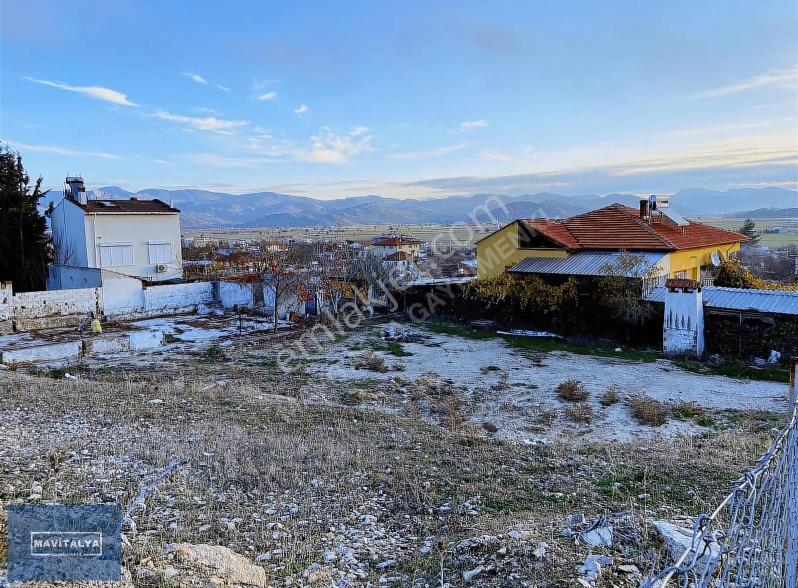 Bademağacında Mahalle İçinde Satılık 670 M2 İmarlı Köşebaşı Arsa
