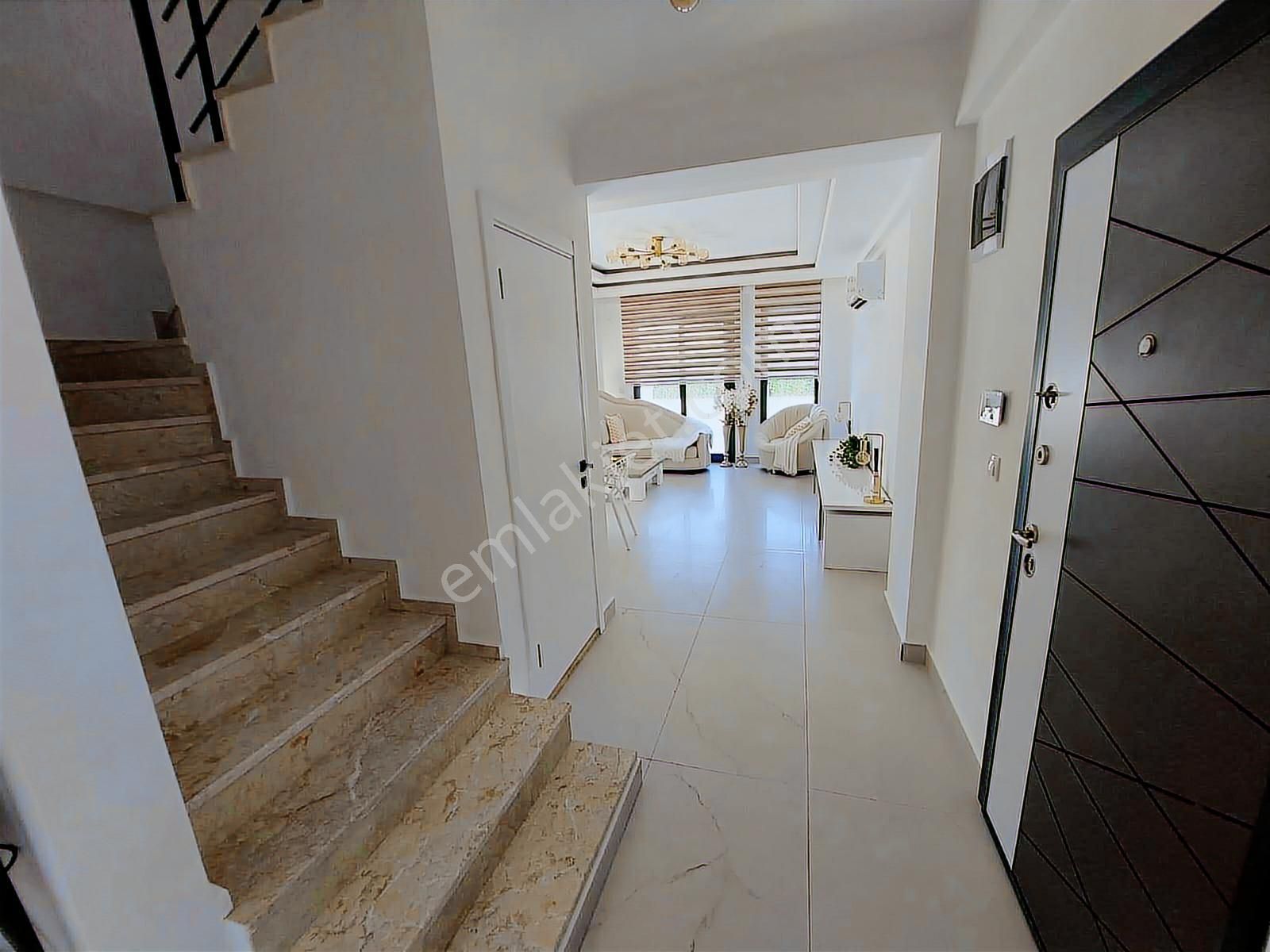 Stoptan Karagedikte Havuzlu Villa - Görsel 26