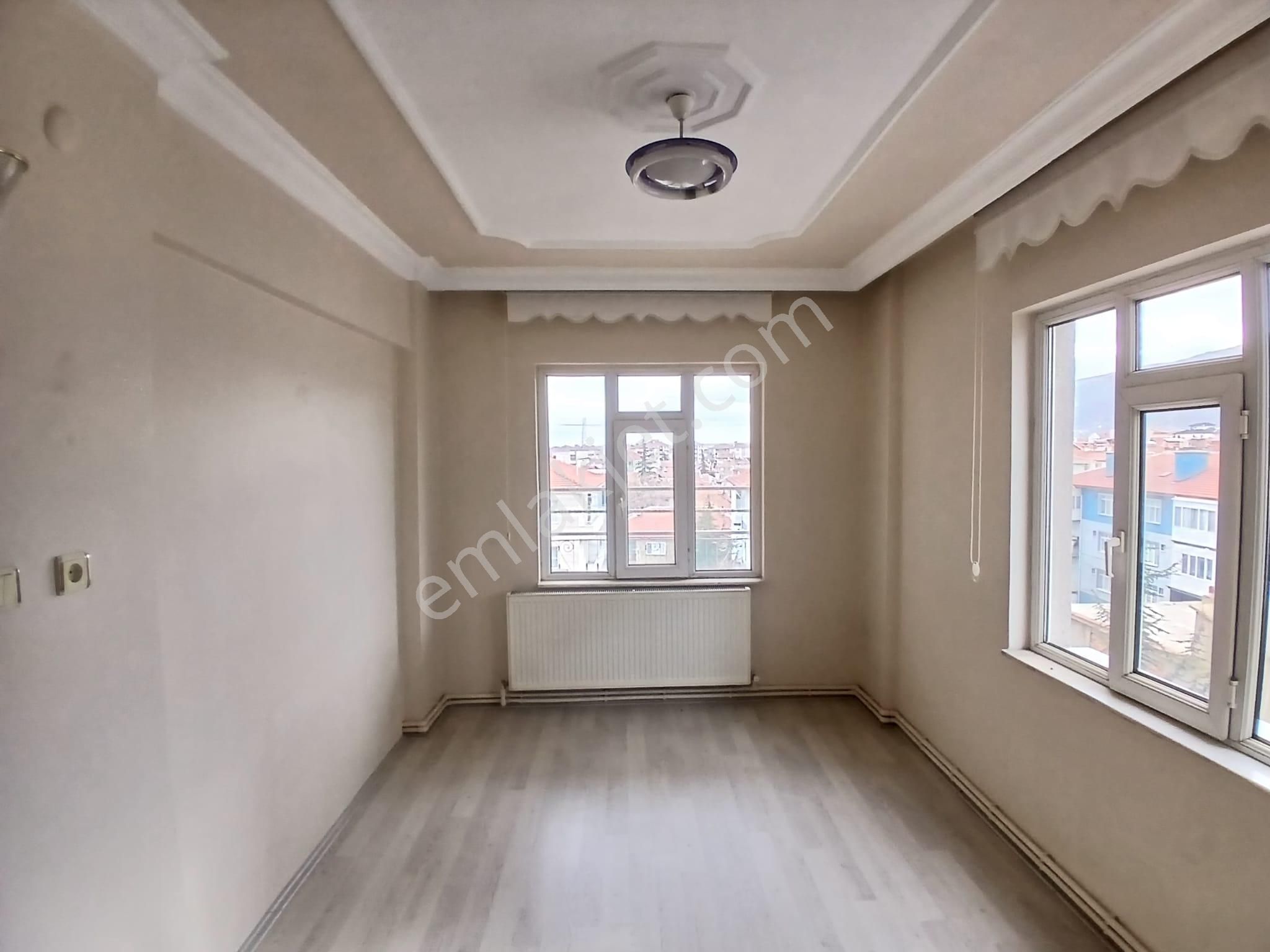 Akçay Emlak'tan Akşehir Stadyum Civarı Asansörlü Doğalgaz Kombili Ara Kat Kiralık 3+1 Daire - Görsel 24
