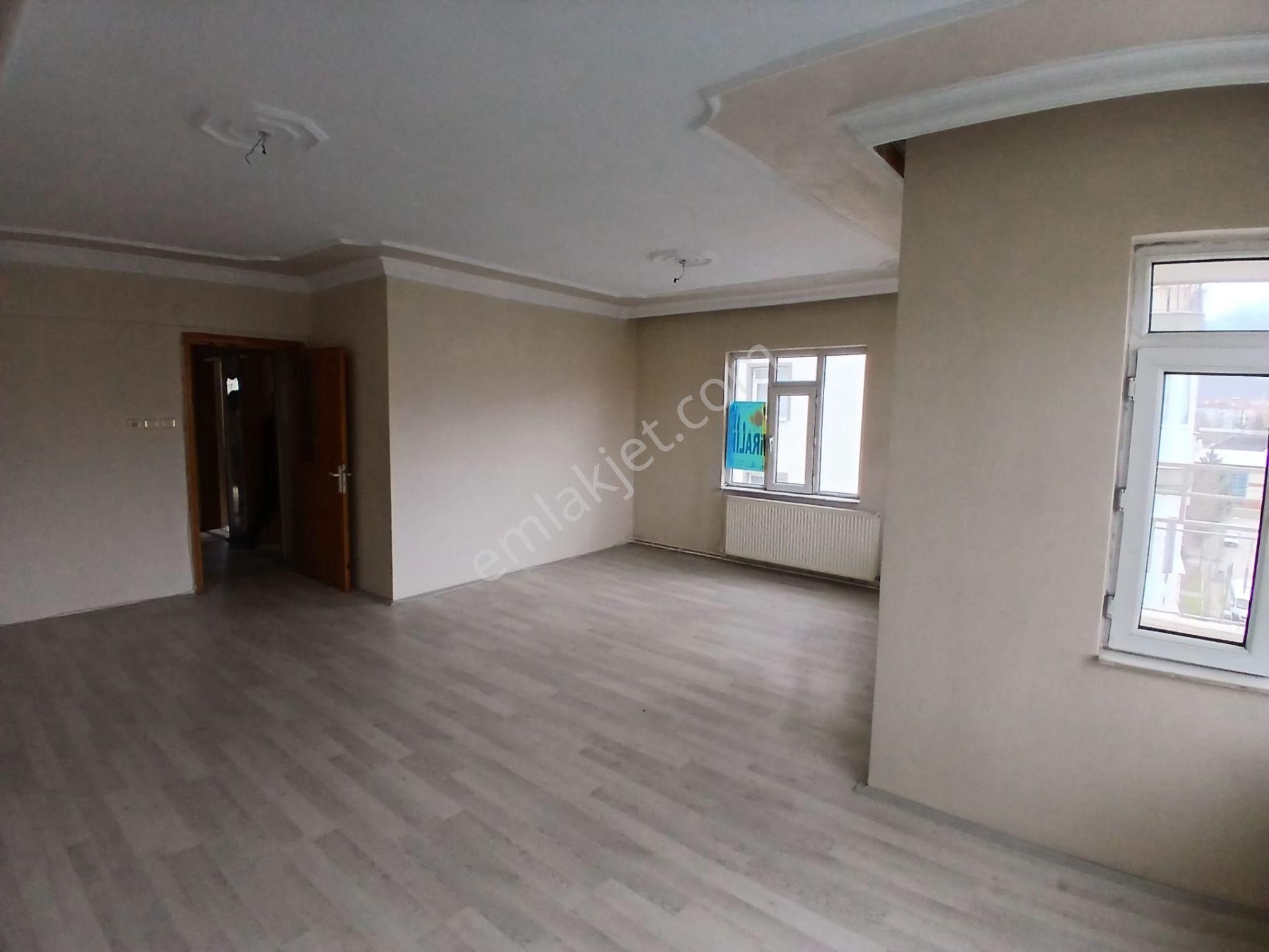 Akçay Emlak'tan Akşehir Stadyum Civarı Asansörlü Doğalgaz Kombili Ara Kat Kiralık 3+1 Daire - Görsel 5