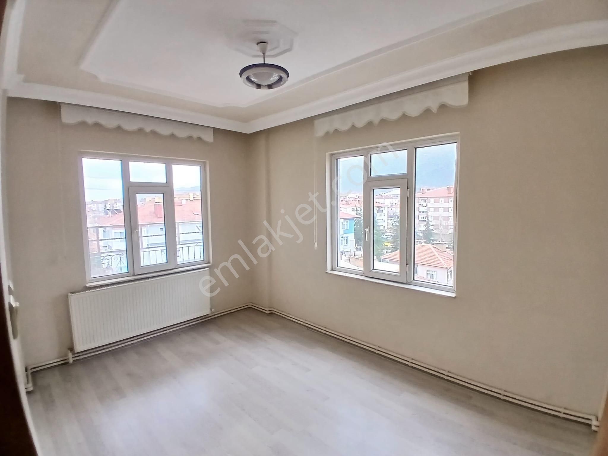 Akçay Emlak'tan Akşehir Stadyum Civarı Asansörlü Doğalgaz Kombili Ara Kat Kiralık 3+1 Daire - Görsel 7