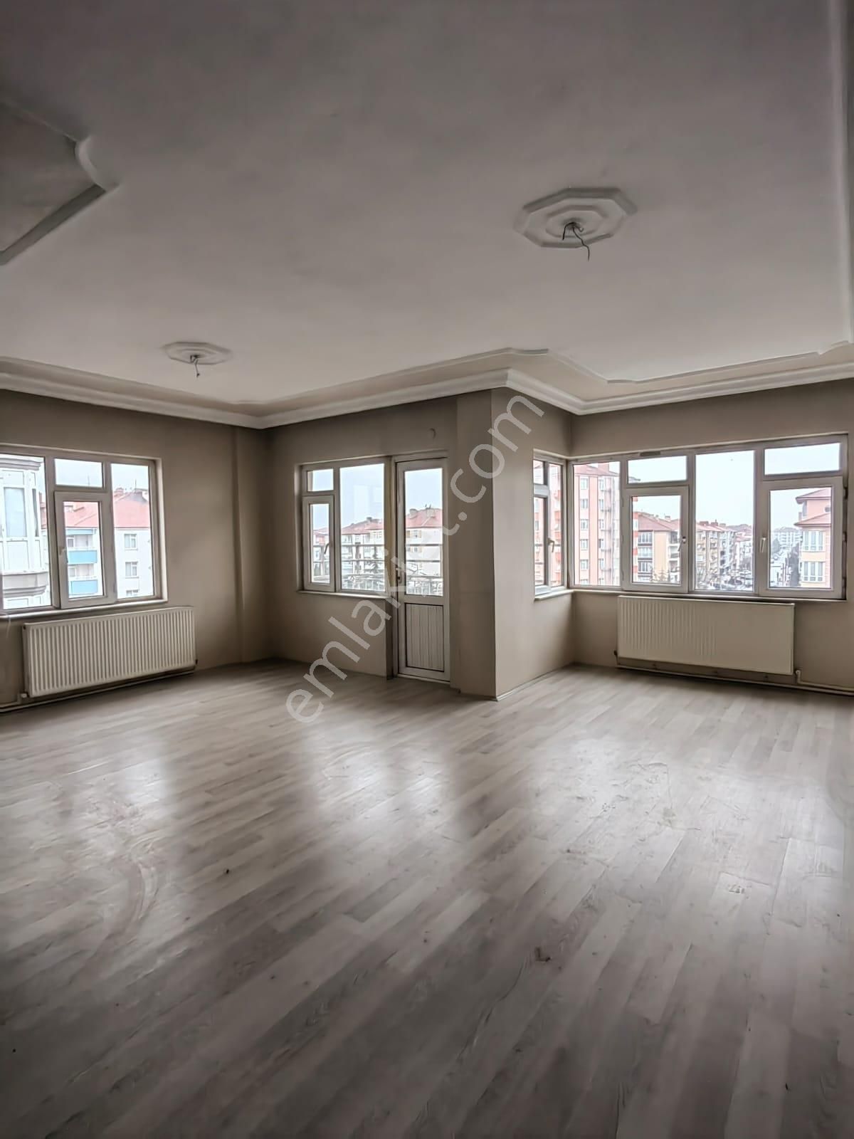 Akçay Emlak'tan Akşehir Stadyum Civarı Asansörlü Doğalgaz Kombili Ara Kat Kiralık 3+1 Daire - Görsel 16