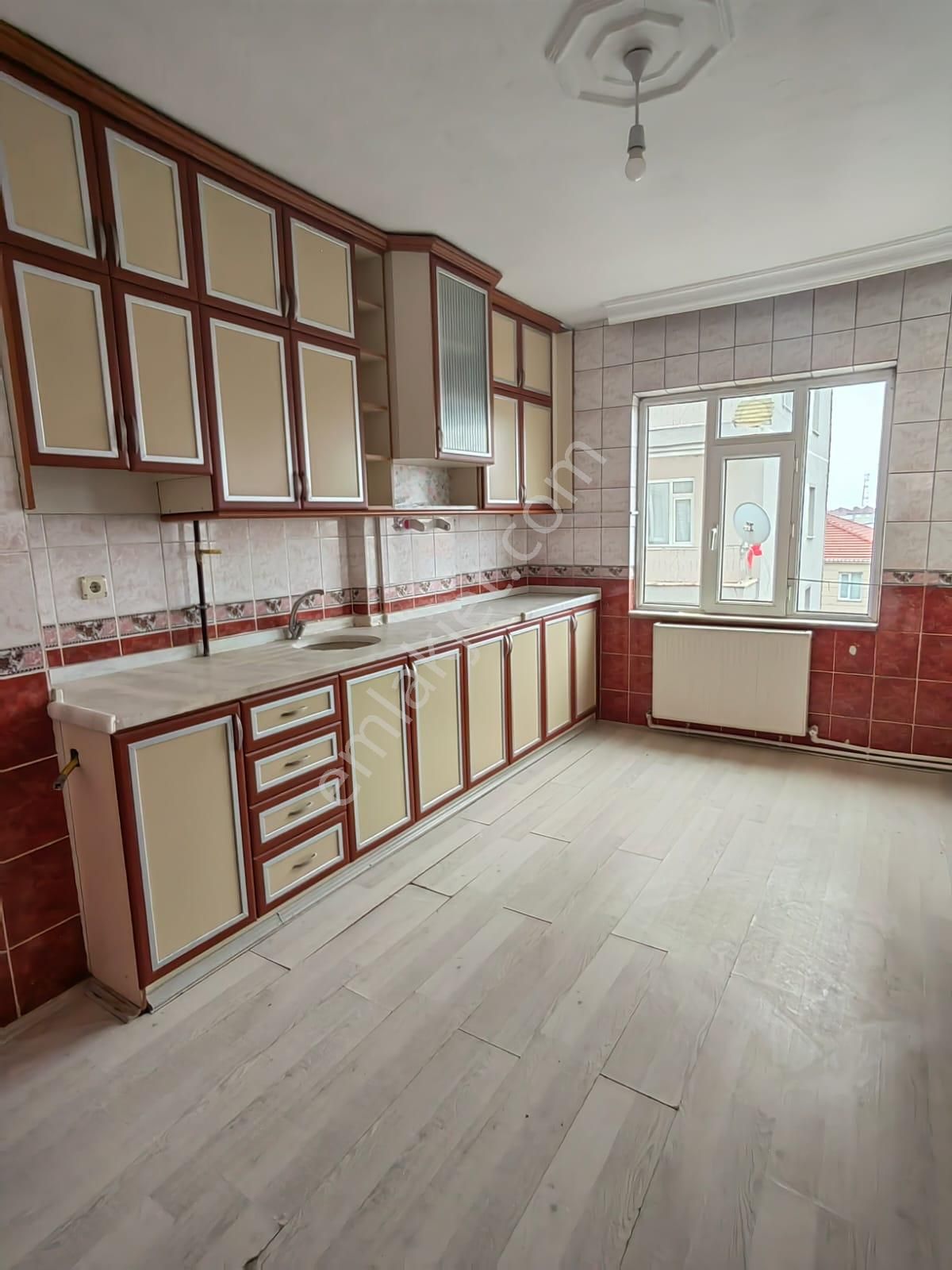 Akçay Emlak'tan Akşehir Stadyum Civarı Asansörlü Doğalgaz Kombili Ara Kat Kiralık 3+1 Daire