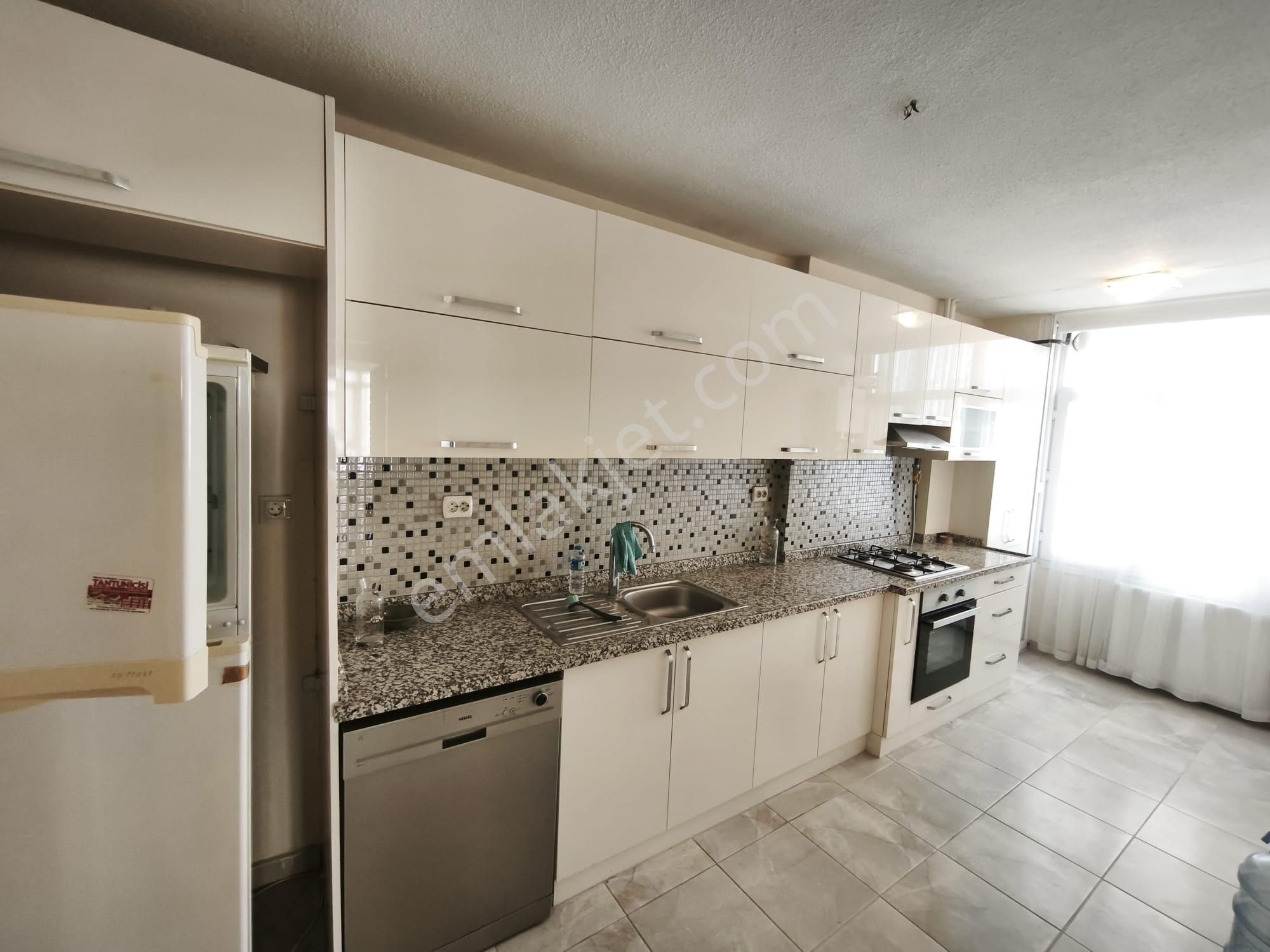 Sular'da Ana Cadde Üzerinde Otoparklı 3+1 Temiz Daire Cazip !!!