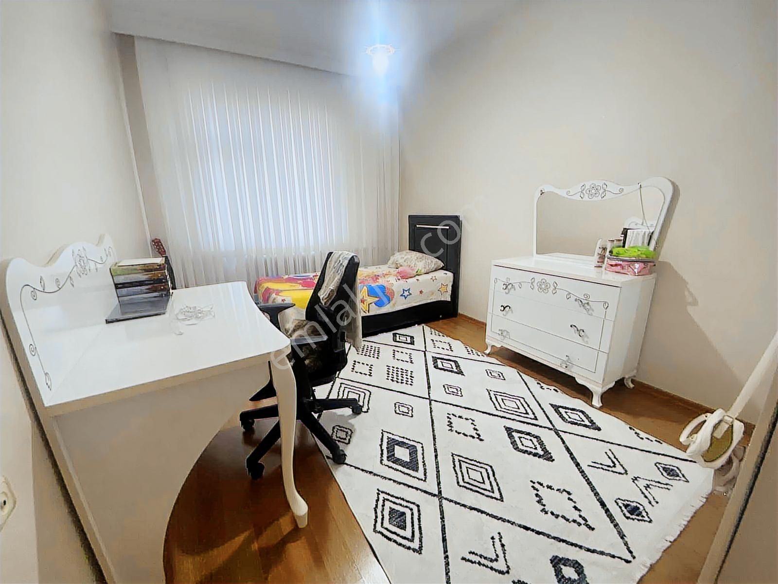 Yeğenoğlu Caddesi Bakımlı 4+1 Geniş Daire - Görsel 17